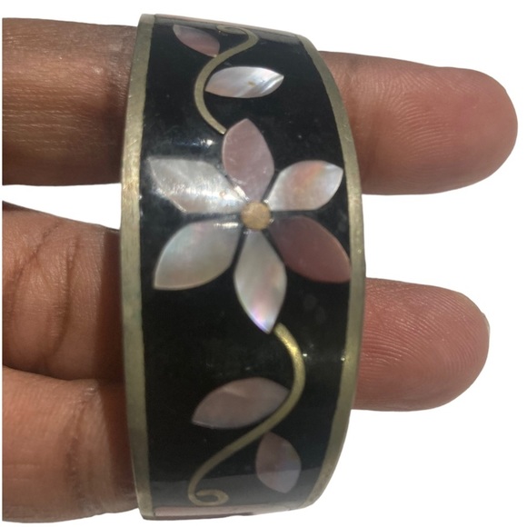 Vintage Alpaca Silver Black Inlaid Mother of Pearl Flower Cuff Bracelet - Picture 2 of 10
